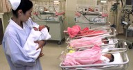 Cifra récord de bebés de padres extranjeros en Japón alivia caída de la natalidad en medio de debate sobre la migración