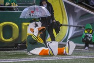Oregon beats Wisconsin 21-7 in sloppy matchup
