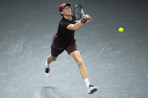 La reconquista de Jannik Sinner por el número 1 comienza con victoria ante Zizou Bergs en París