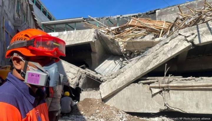 Sigue la búsqueda de estudiantes atrapados bajo escombros tras derrumbe de colegio en Indonesia