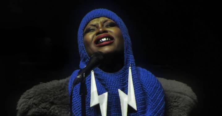 'After almost 90 minutes of waiting, we're told Erykah Badu is on her way'