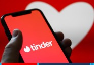 Lo conoció por Tinder y amenazó con difundir en redes fotos "hot" de ella