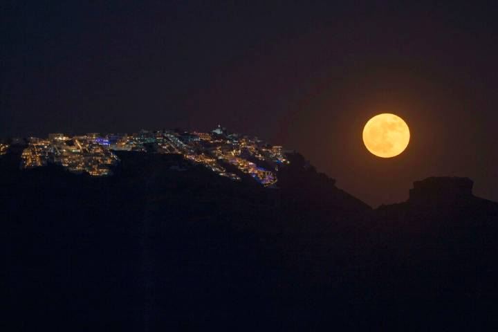 La superluna de cosecha completa hace una rara aparición en octubre
