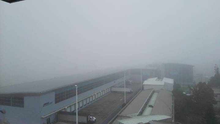 Niebla en el aeropuerto El Dorado provoca retrasos y cancelaciones de vuelos en Bogotá