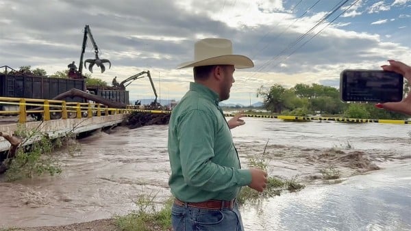 Cierran paso entre Casas Grandes y Nuevo Casas Grandes por río desbordado