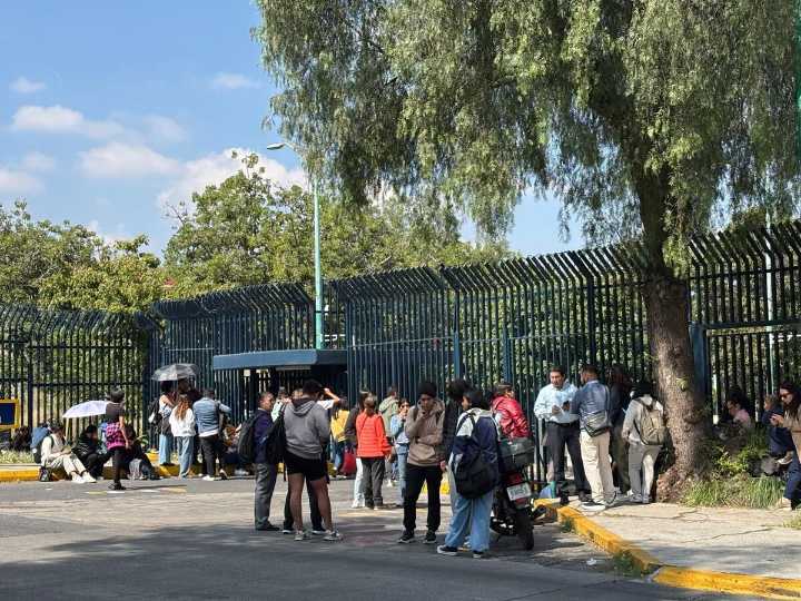 Encapuchados toman Facultad de Contaduría de la UNAM; hacen consulta para determinar si hay cl...