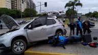 Tres chilenos huían en un auto robado, chocaron una moto policial y los detuvieron