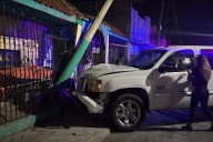 Choca conductor ebrio contra poste y vivienda, en Saltillo; es detenido