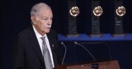 Eduardo Mendoza se considera "una joven promesa de la narrativa española"
