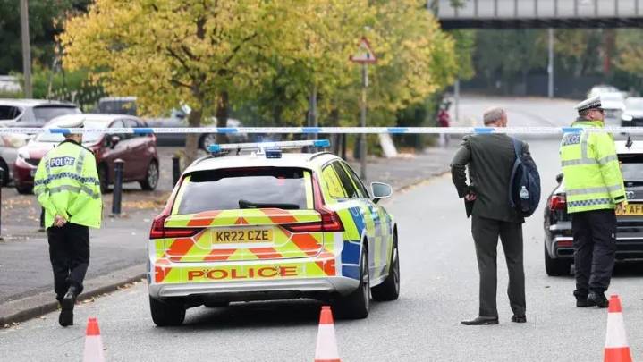 Dos fallecidos y varios heridos dejó un ataque frente a una sinagoga en Mánchester: policía le disparó al sospechoso