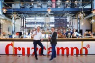 El éxito de la cerveza Cruzcampo en Reino Unido: un millón de hectolitros vendidos en menos de dos años
