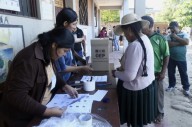 Bolivia votó en un balotaje histórico y espera los primeros resultados oficiales