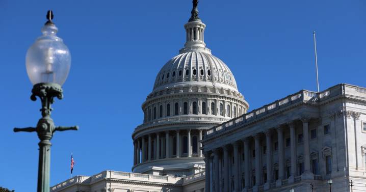 US shutdown drags on; troops to get pay but economic fallout grows
