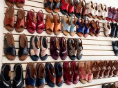 Clausuran local que vendía huaraches de piel de caimán, avestruz y pitón