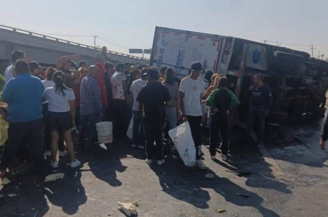 Volcadura de tráiler con pollo provoca rapiña en Ecatepec