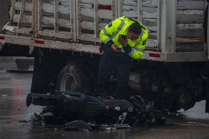 Motociclista muere en un choque múltiple en Santa Fe tras fuertes lluvias