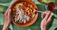 Pozole de salchicha se vuelve viral en redes sociales y recibe críticas en México por su singularidad