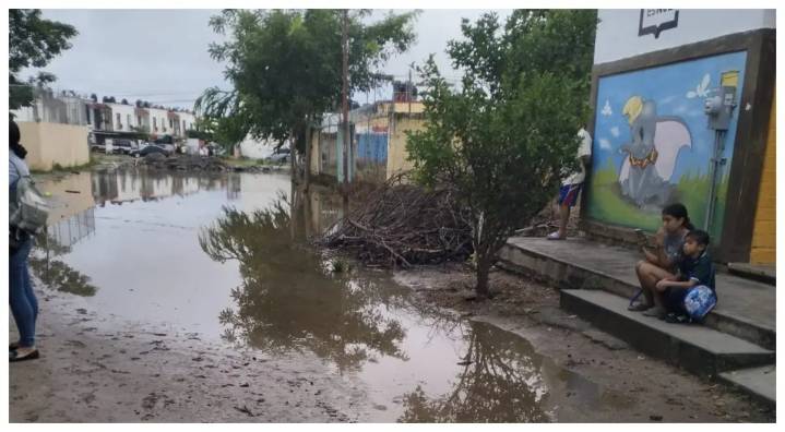 Alumnos de La Misión enfrentan charcos, lodo y peligro para llegar a clases, en Bahía de Banderas