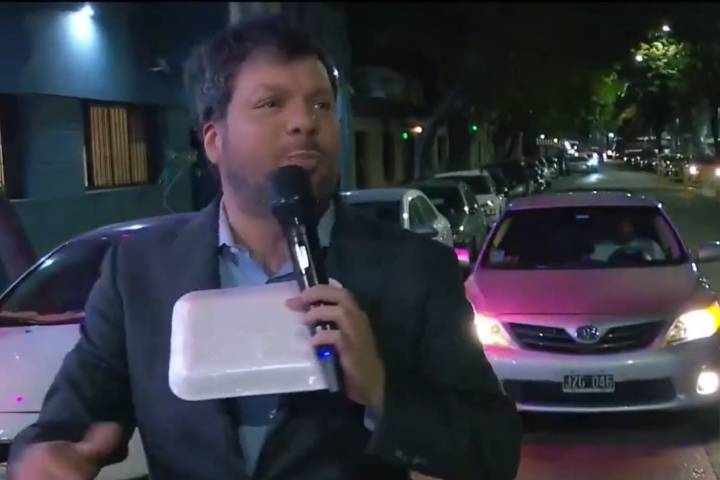 En vivo. El divertido momento que protagonizó Guido Kaczka: detuvo el tránsito y se subió a un colectivo