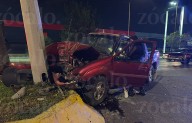Joven ebrio dormita al volante y choca contra semáforo sobre Coss; su pareja resulta lesionada