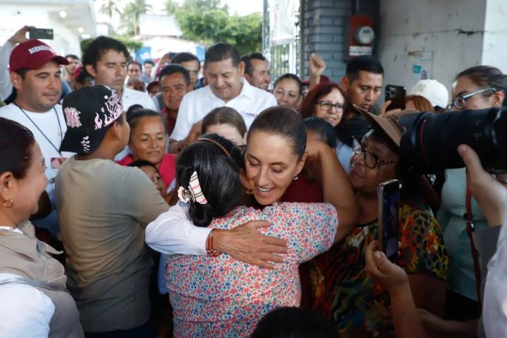 Acompañada por Alejandro Armenta, Claudia Sheinbaum recorrió por tercera ocasión la zona afectada por las lluvias torrenciales