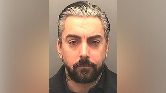 Ex vocalista de Lostprophets muere apuñalado en cárcel de alta seguridad
