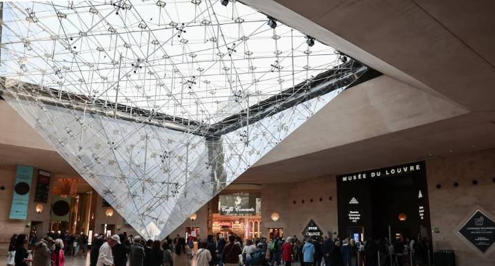 El museo del Louvre reabre sus puertas tres días después del millonario robo de joyas 