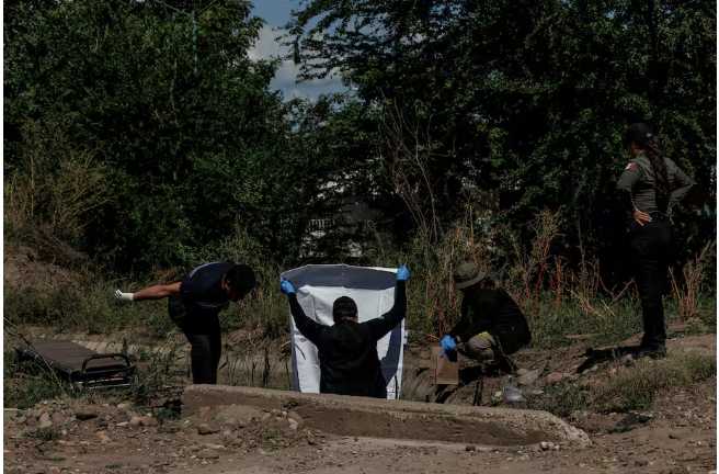 Los trabajadores funerarios cargan con el dolor de la guerra en Sinaloa (México)