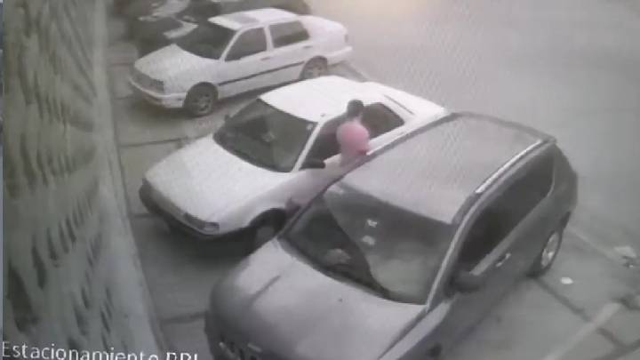 Ladrón roba un carro estacionado en calle de Gómez Palacio a plena luz del día