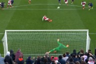 Lo festejó PSG. VAR eterno: discusiones entre árbitros, una demora de siete minutos y un penal con dos pies que terminó en absurdo