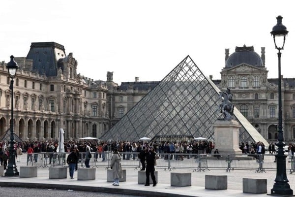 Reabre el Louvre tres días después del robo de joyas