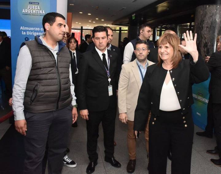 Bullrich: “Cada diez minutos piden plata”
