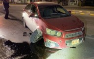 Choca contra camellón en la Gómez y se da a la fuga