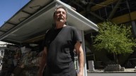 Diarios, "banquito de personajes" y "confesionario": el canillita de Rosario que se ganó el cariño de todos