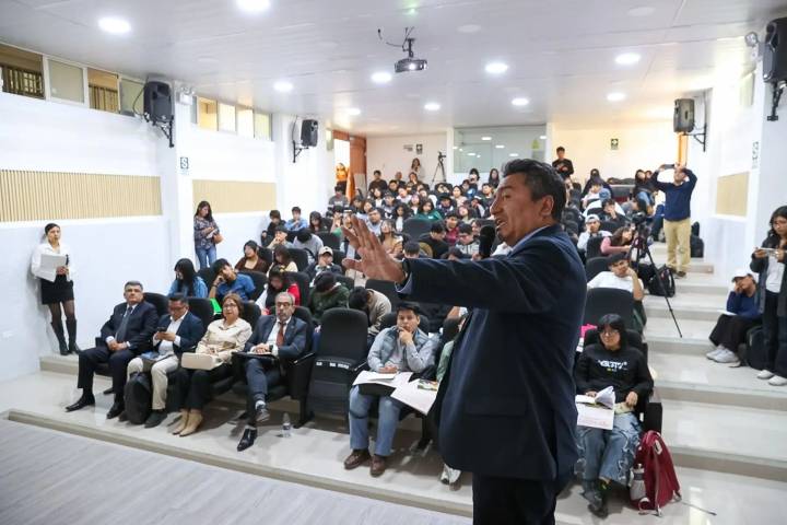El Peruano 200 años: estudiantes de Arequipa en conversatorio sobre los medios públicos