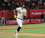 Leones sumó su tercera victoria en fila al someter a Caribes en el Monumental