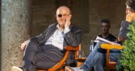 Salman Rushdie sobre su intento de asesinato: «Sobreviví, esa es mi venganza»