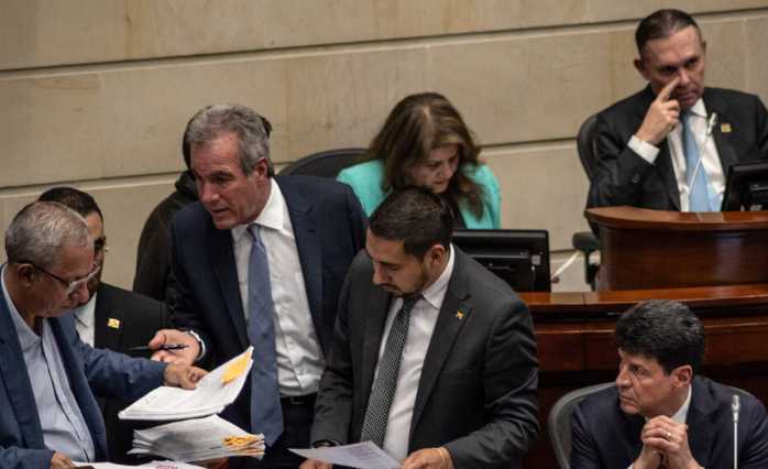 Firman decreto que fija el incremento del 7% a sueldo de congresistas
