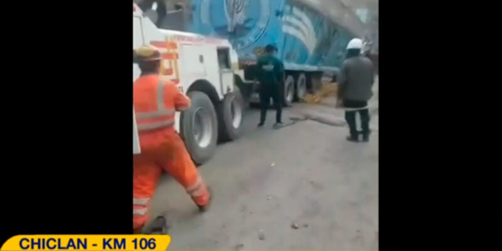 Tren destruye camión luego de choque en la carretera central: hinchas de la “U” quedaron varados