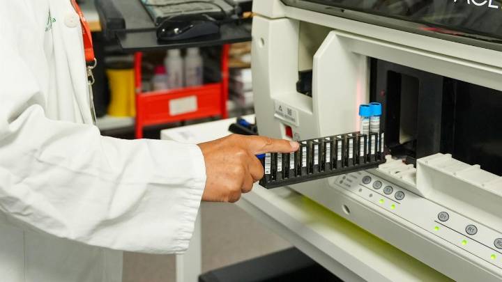 Madrid acusa a Mónica García de "manosear de forma maliciosa" el trabajo de cribado de las CCAA y no remitirá los datos