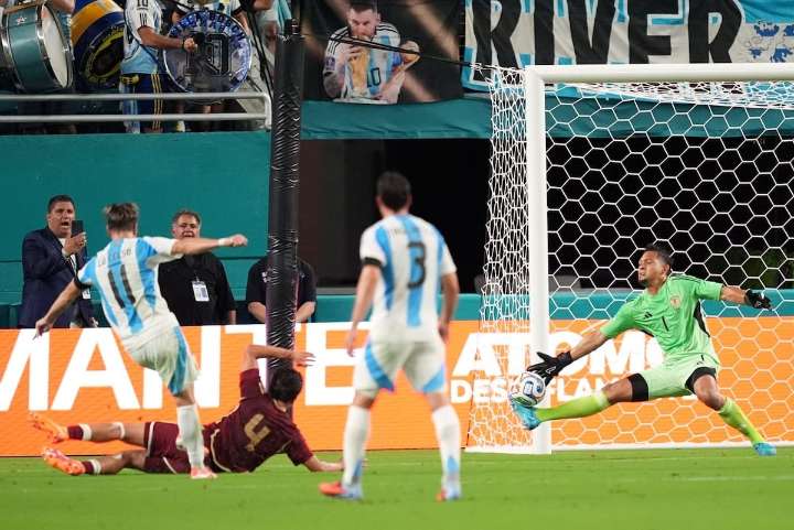 Contreras fue un gigante, pero no pudo evitar la caída de la Vinotinto frente a Argentina