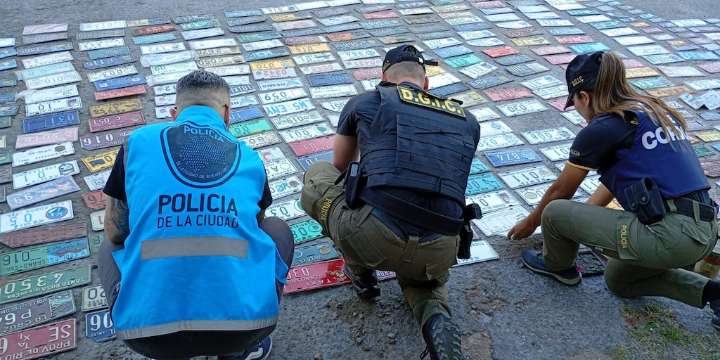 Córdoba: desmantelaron un búnker donde falsificaban patentes para vender