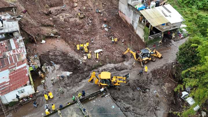 Llega apoyo en víveres y maquinaria a zonas afectadas por lluvias en Puebla