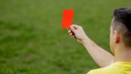Liga BetPlay lidera el ranking mundial de expulsiones: el arbitraje colombiano vuelve a estar en la mira