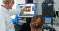 Implantan a un tetrapléjico un dispositivo que le permite controlar un móvil y un brazo robótico con la mente