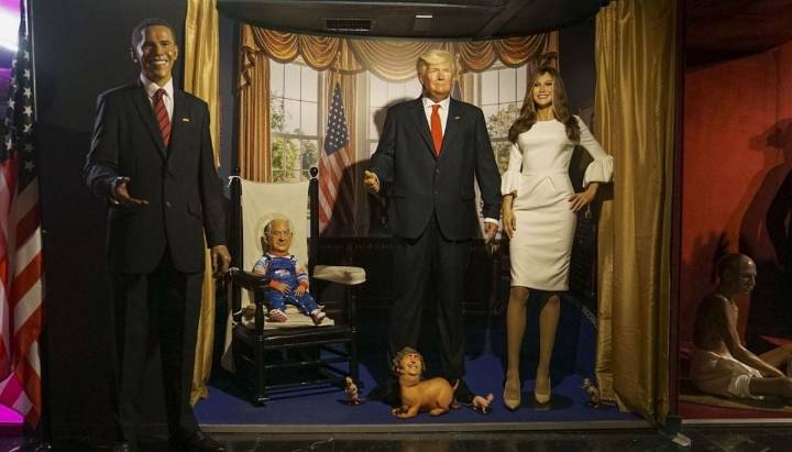 Polémica obra de chileno en museo de Madrid: Netanyahu como Chucky y Milei de perro