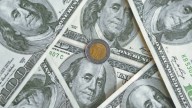 Peso mexicano cae por repunte del dólar; espera noticias sobre relación EU