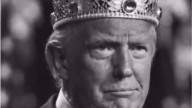 Trump responde a las multitudinarias protestas en EEUU con un vídeo en el que se pone un corona