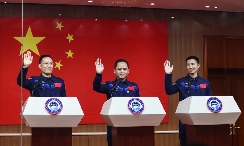 China presenta a los tres astronautas de la misión Shenzhou