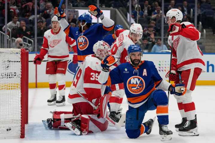 Islanders score early, often as Red Wings drop second in row